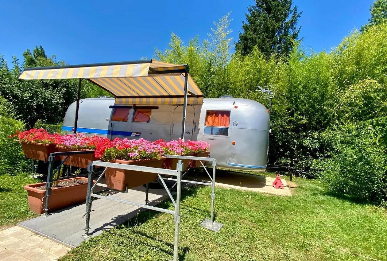 Le Clos De Tanvol - Parking Prive Gratuit- Terrasse Privee - Climatisation - Caravane Airstream Viriat Apartament